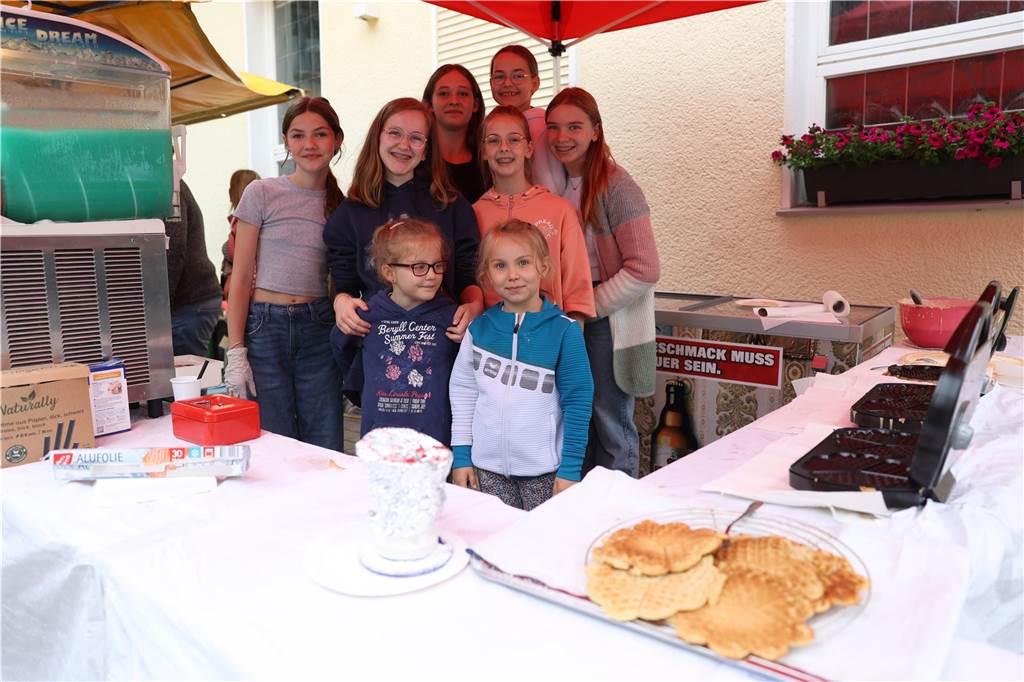 Der Familienflohmarkt mit hunderten Ständen zog viele Interessierte in Wernes Innenstadt.