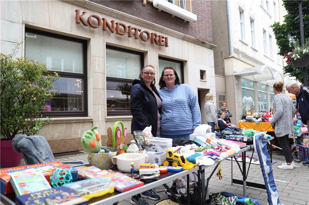 Der Familienflohmarkt mit hunderten Ständen zog viele Interessierte in Wernes Innenstadt.