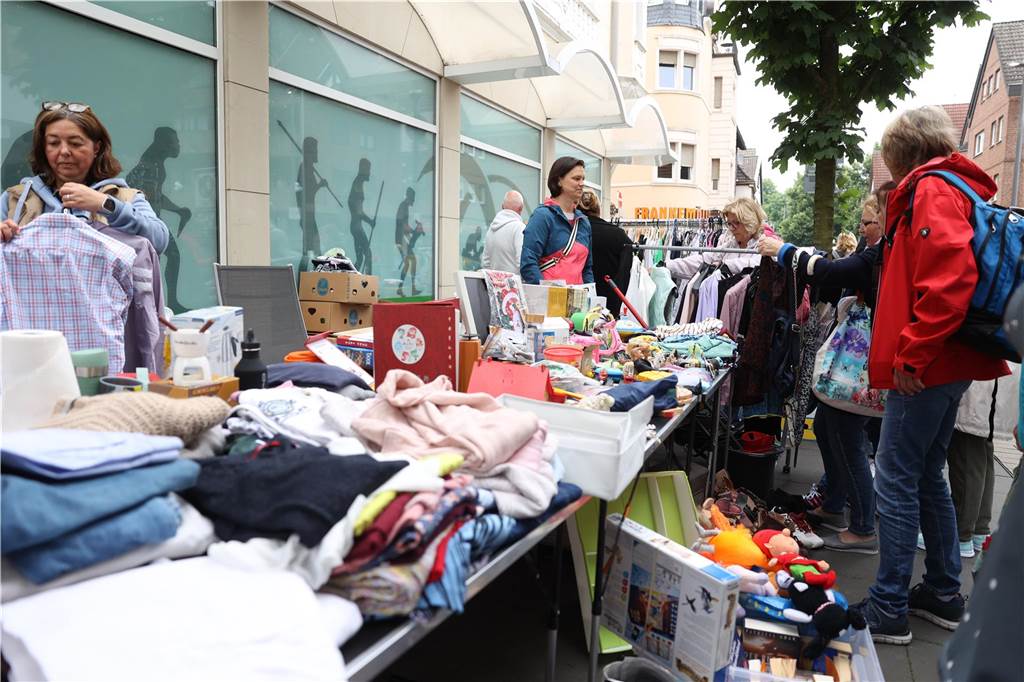 Der Familienflohmarkt mit hunderten Ständen zog viele Interessierte in Wernes Innenstadt.