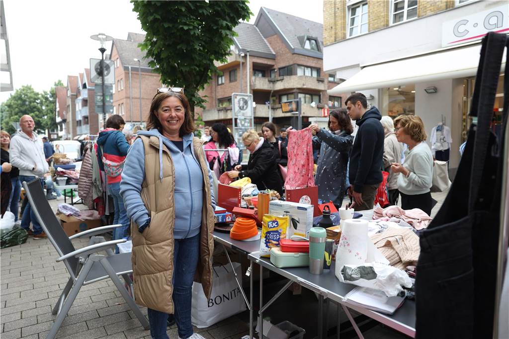 Der Familienflohmarkt mit hunderten Ständen zog viele Interessierte in Wernes Innenstadt.
