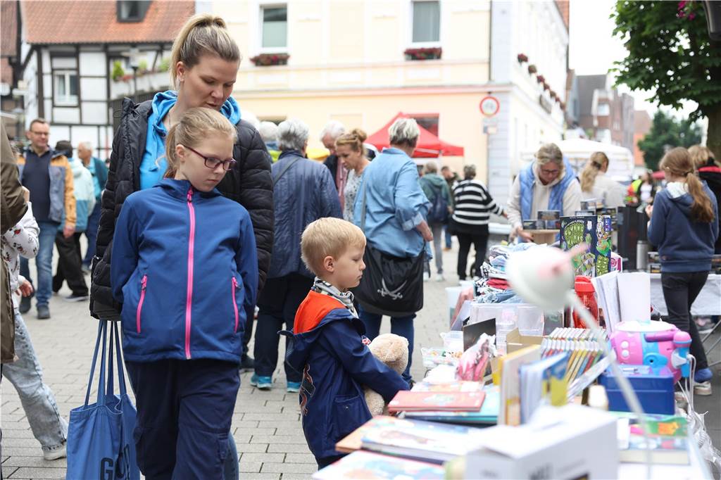 Der Familienflohmarkt mit hunderten Ständen zog viele Interessierte in Wernes Innenstadt.