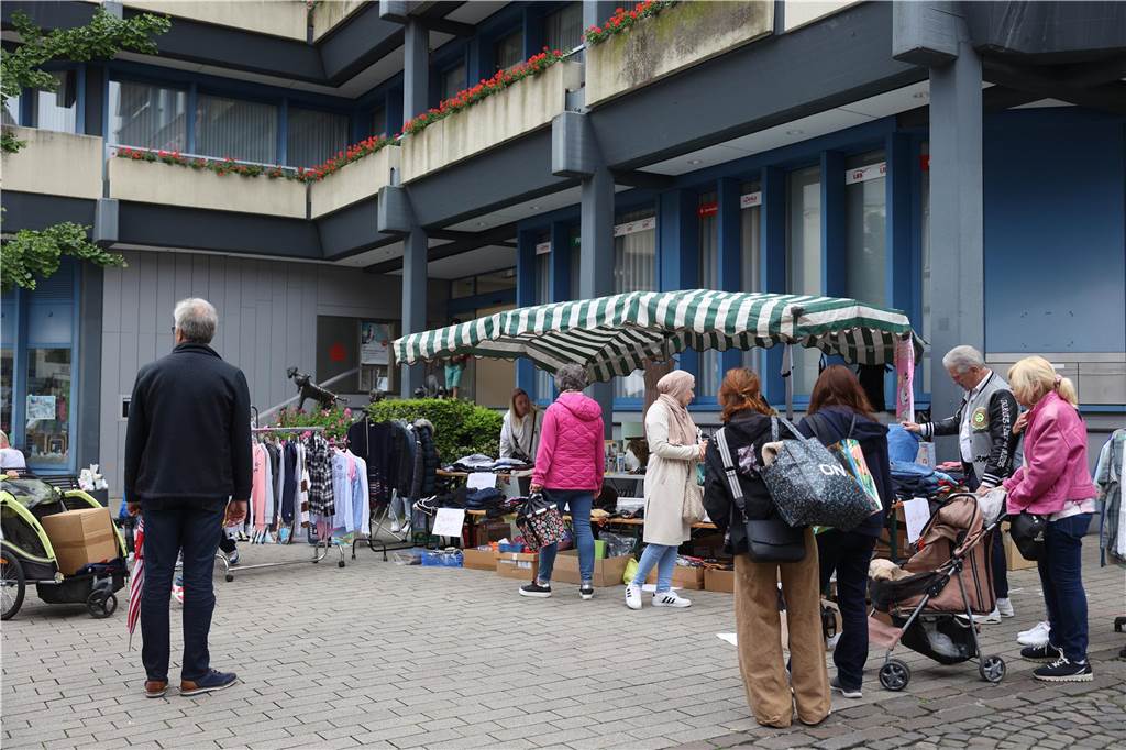 Der Familienflohmarkt mit hunderten Ständen zog viele Interessierte in Wernes Innenstadt.