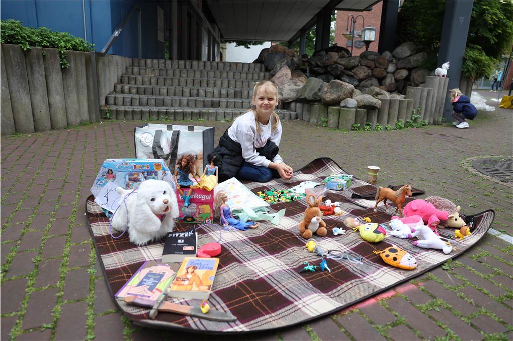Der Familienflohmarkt mit hunderten Ständen zog viele Interessierte in Wernes Innenstadt.
