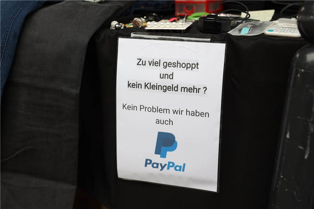 Der Familienflohmarkt mit hunderten Ständen zog viele Interessierte in Wernes Innenstadt.