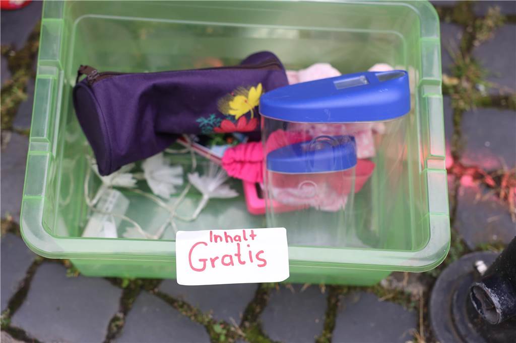 Der Familienflohmarkt mit hunderten Ständen zog viele Interessierte in Wernes Innenstadt.