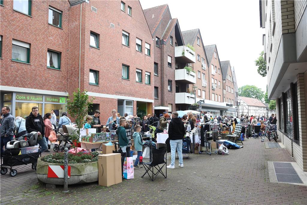 Der Familienflohmarkt mit hunderten Ständen zog viele Interessierte in Wernes Innenstadt.
