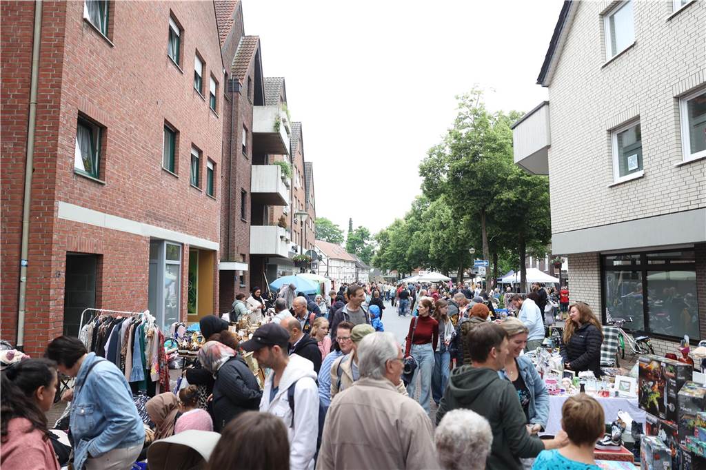 Der Familienflohmarkt mit hunderten Ständen zog viele Interessierte in Wernes Innenstadt.