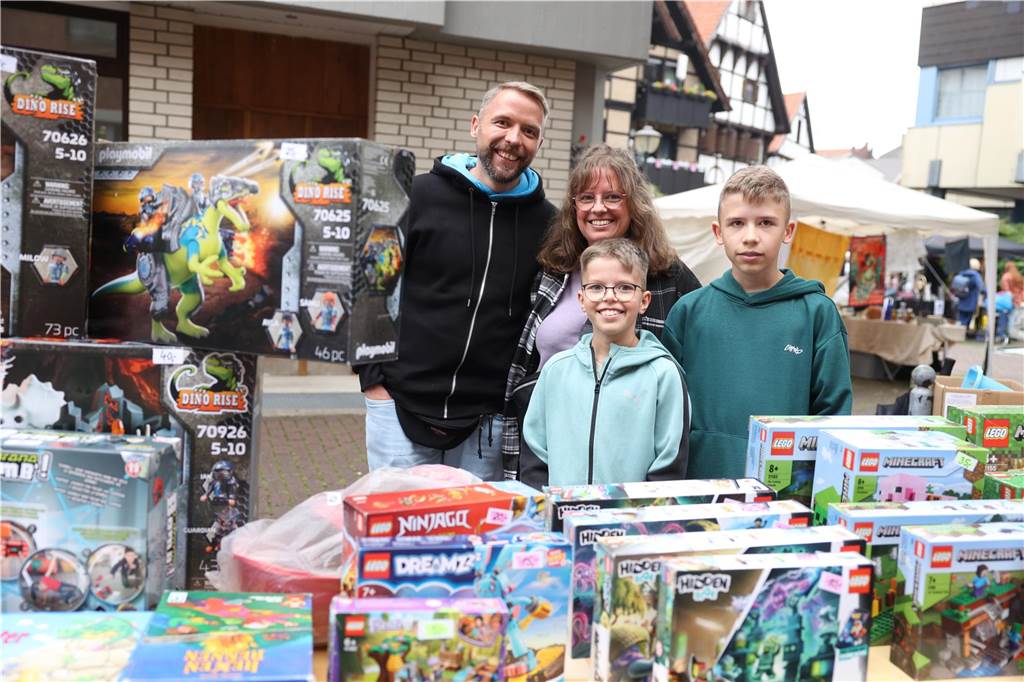 Der Familienflohmarkt mit hunderten Ständen zog viele Interessierte in Wernes Innenstadt.