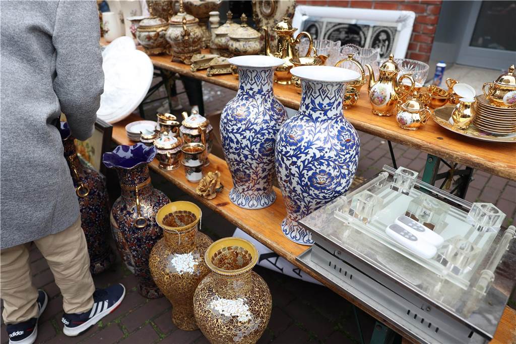 Der Familienflohmarkt mit hunderten Ständen zog viele Interessierte in Wernes Innenstadt.