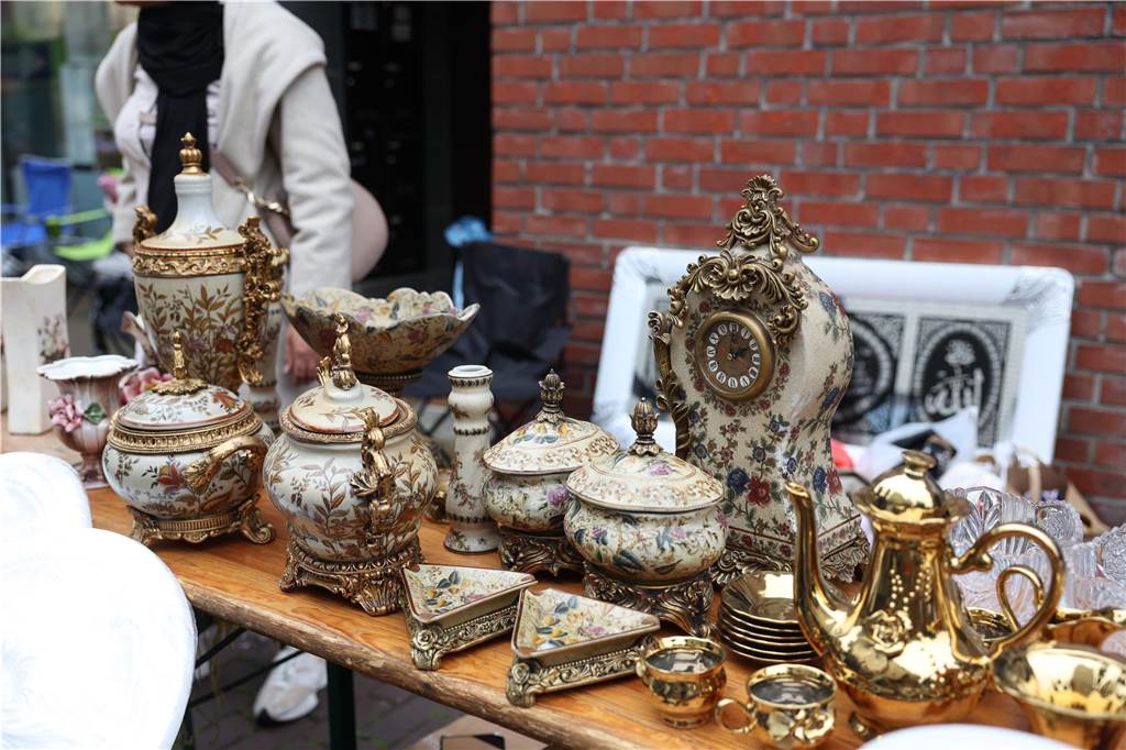 Der Familienflohmarkt mit hunderten Ständen zog viele Interessierte in Wernes Innenstadt.