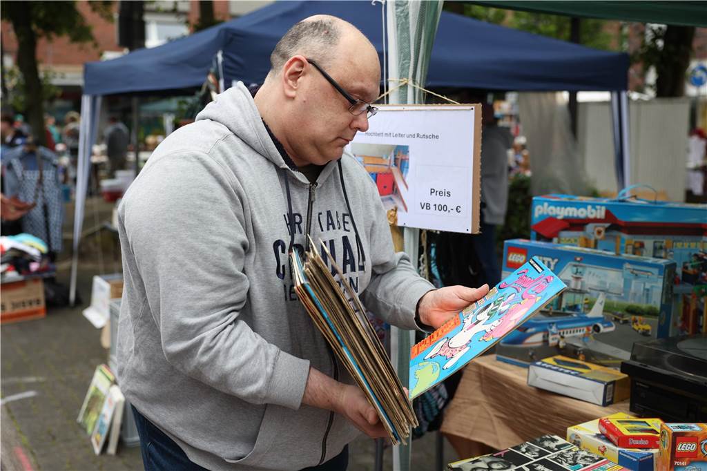 Der Familienflohmarkt mit hunderten Ständen zog viele Interessierte in Wernes Innenstadt.
