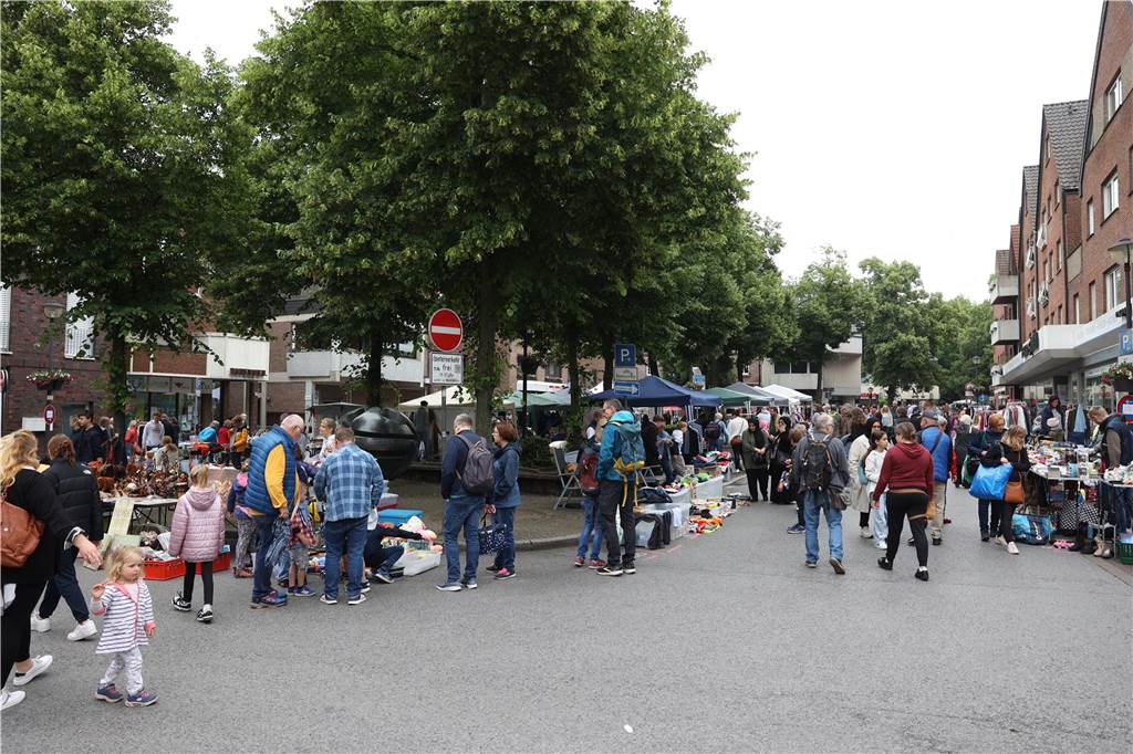 Der Familienflohmarkt mit hunderten Ständen zog viele Interessierte in Wernes Innenstadt.