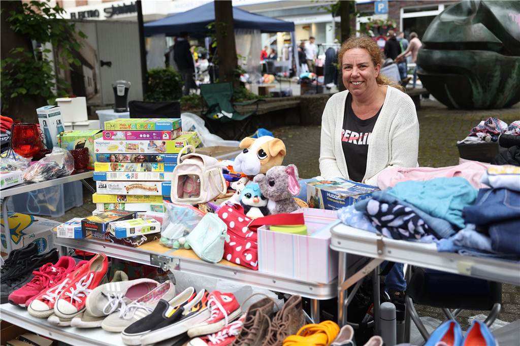 Der Familienflohmarkt mit hunderten Ständen zog viele Interessierte in Wernes Innenstadt.