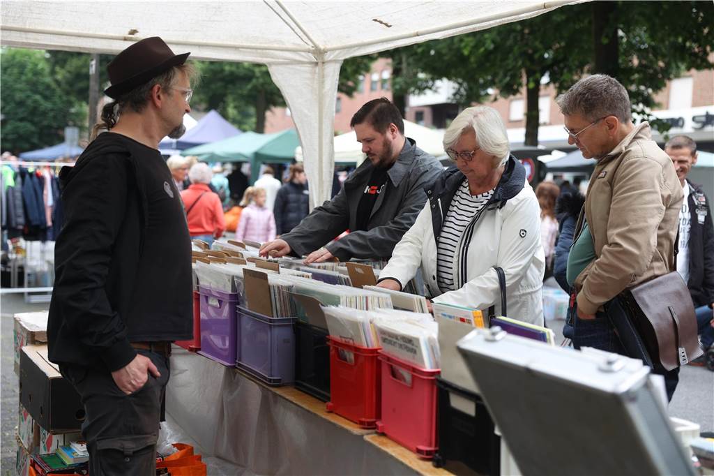 Der Familienflohmarkt mit hunderten Ständen zog viele Interessierte in Wernes Innenstadt.