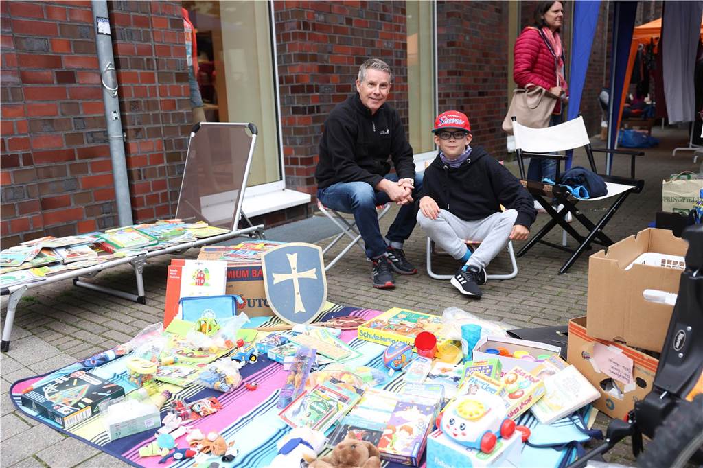 Der Familienflohmarkt mit hunderten Ständen zog viele Interessierte in Wernes Innenstadt.