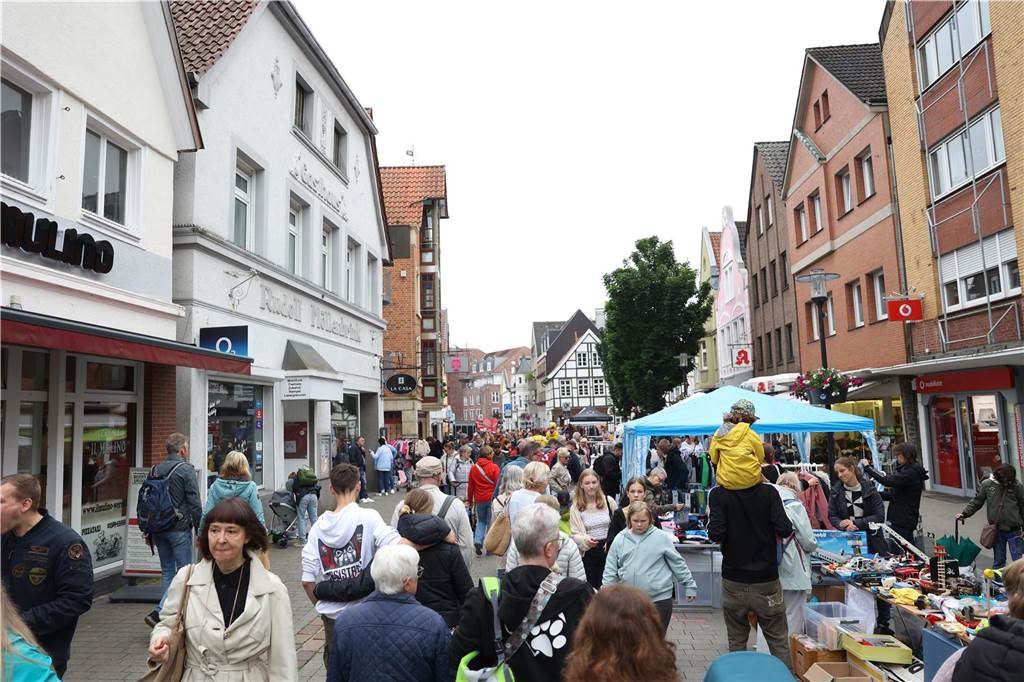 Der Familienflohmarkt mit hunderten Ständen zog viele Interessierte in Wernes Innenstadt.