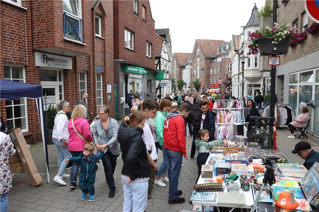 Der Familienflohmarkt mit hunderten Ständen zog viele Interessierte in Wernes Innenstadt.