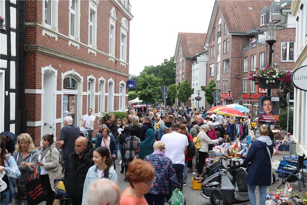 Der Familienflohmarkt mit hunderten Ständen zog viele Interessierte in Wernes Innenstadt.