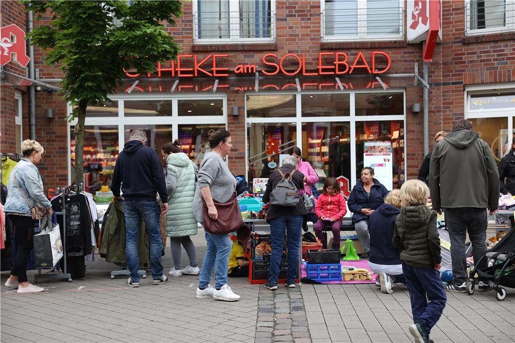 Der Familienflohmarkt mit hunderten Ständen zog viele Interessierte in Wernes Innenstadt.