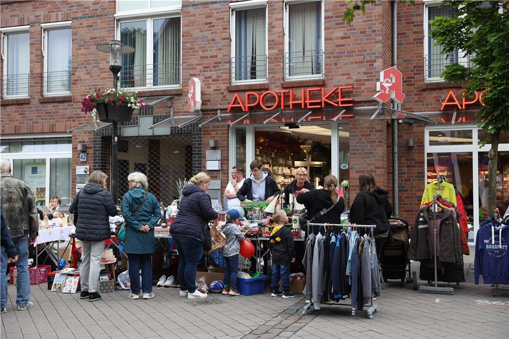 Der Familienflohmarkt mit hunderten Ständen zog viele Interessierte in Wernes Innenstadt.