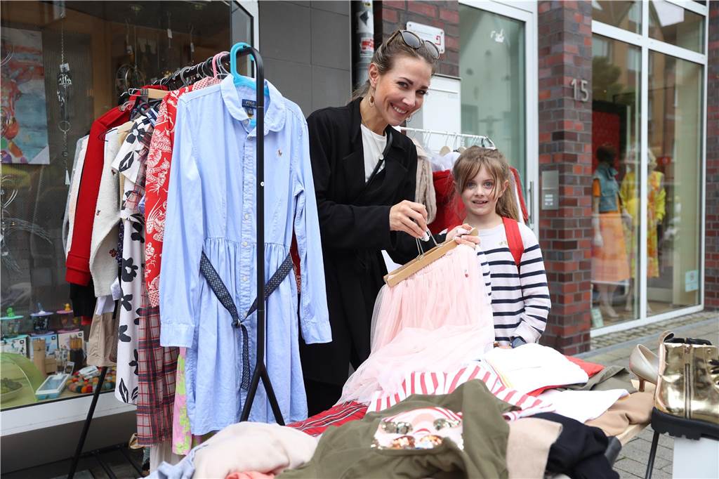 Der Familienflohmarkt mit hunderten Ständen zog viele Interessierte in Wernes Innenstadt.