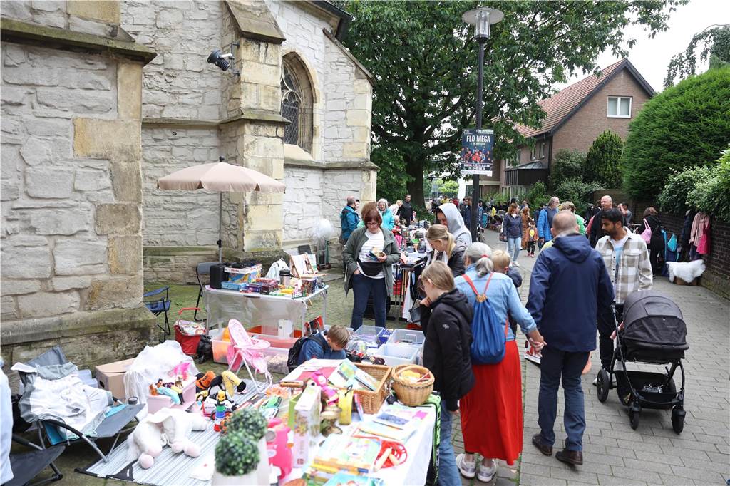 Der Familienflohmarkt mit hunderten Ständen zog viele Interessierte in Wernes Innenstadt.