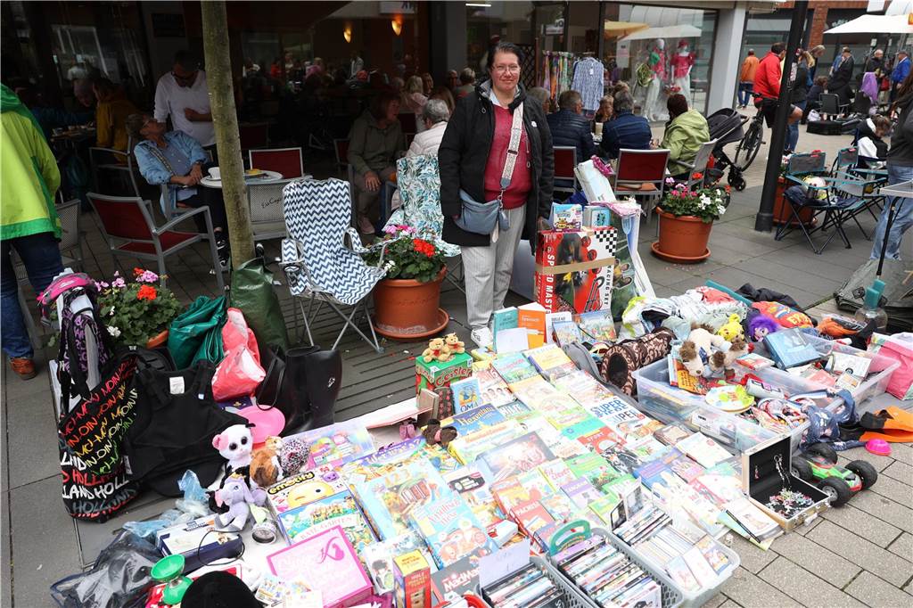 Der Familienflohmarkt mit hunderten Ständen zog viele Interessierte in Wernes Innenstadt.