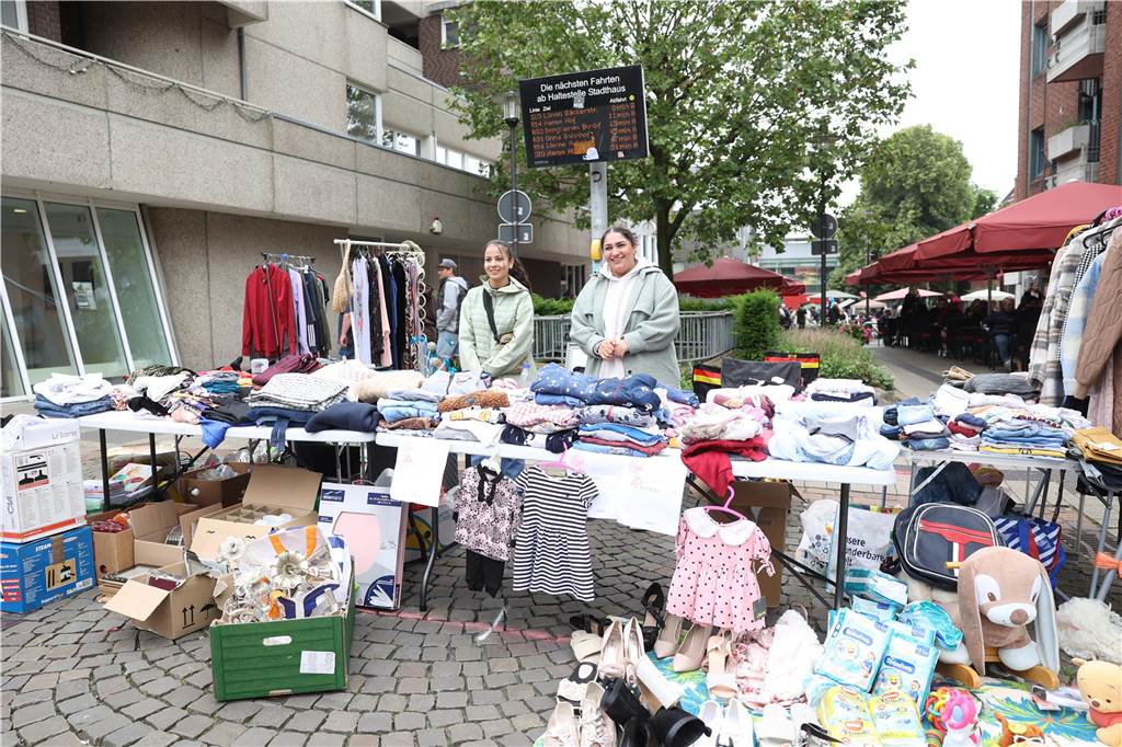 Der Familienflohmarkt mit hunderten Ständen zog viele Interessierte in Wernes Innenstadt.