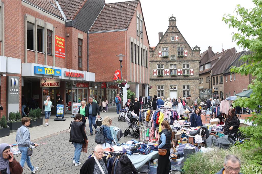 Der Familienflohmarkt mit hunderten Ständen zog viele Interessierte in Wernes Innenstadt.