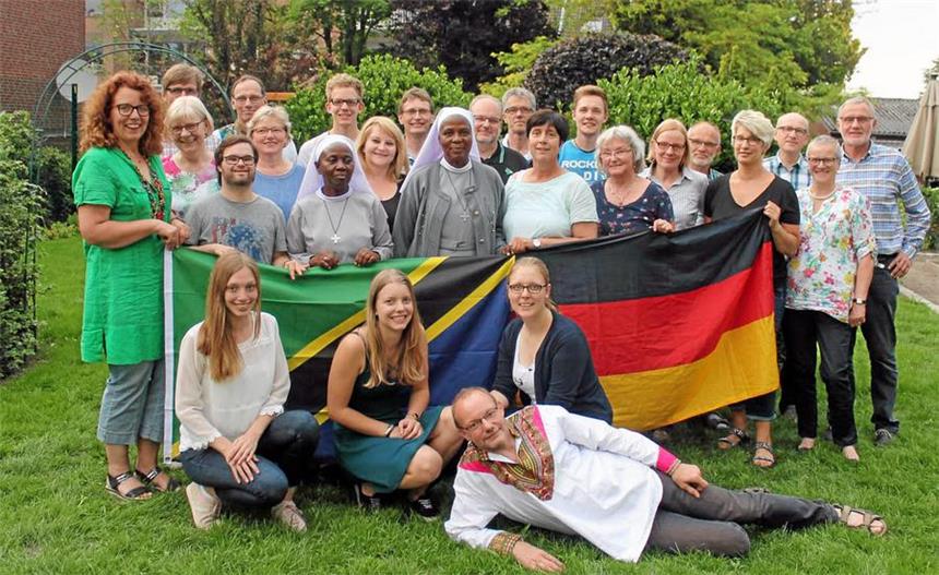 Schwestern aus Tansania zu Besuch in Olfen Der Familienkreis Kunterbunt freut sich über den Besuch der beiden Ordensschwestern Emilia und Winifrid (v.l).