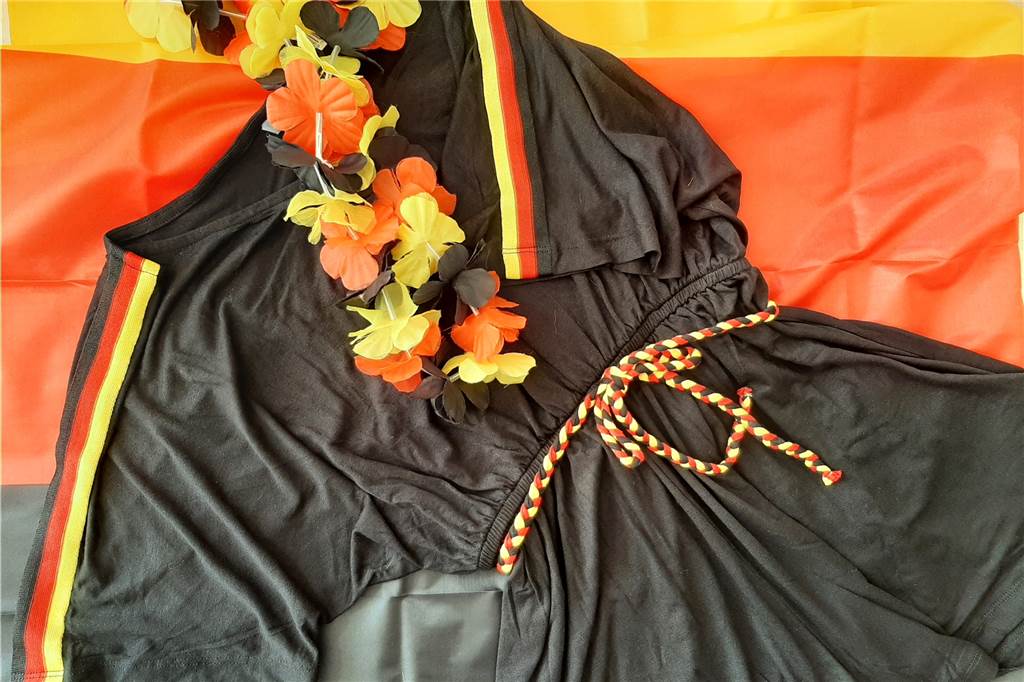 Der Fan-Einteiler als Trikot-Ersatz.