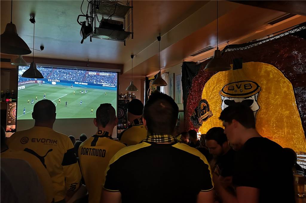 Zu Besuch bei den Münchner Borussen: So fühlt es sich an, als BVB-Fan in München zu leben Der Fanclub darf seine Utensilien in der Kneipe von Dimo Katsikas aufhängen.