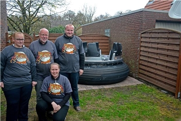 Der Fanclub freut  sich über die einzigartige Sitzgruppe im Garten: Das 600 Kilogramm schwere ausgemusterte Boot aus dem Fahrgeschäft Mystery River im Movie Park Bottrop hat bei ihnen einen ganz besonderen Ehrenplatz gefunden.