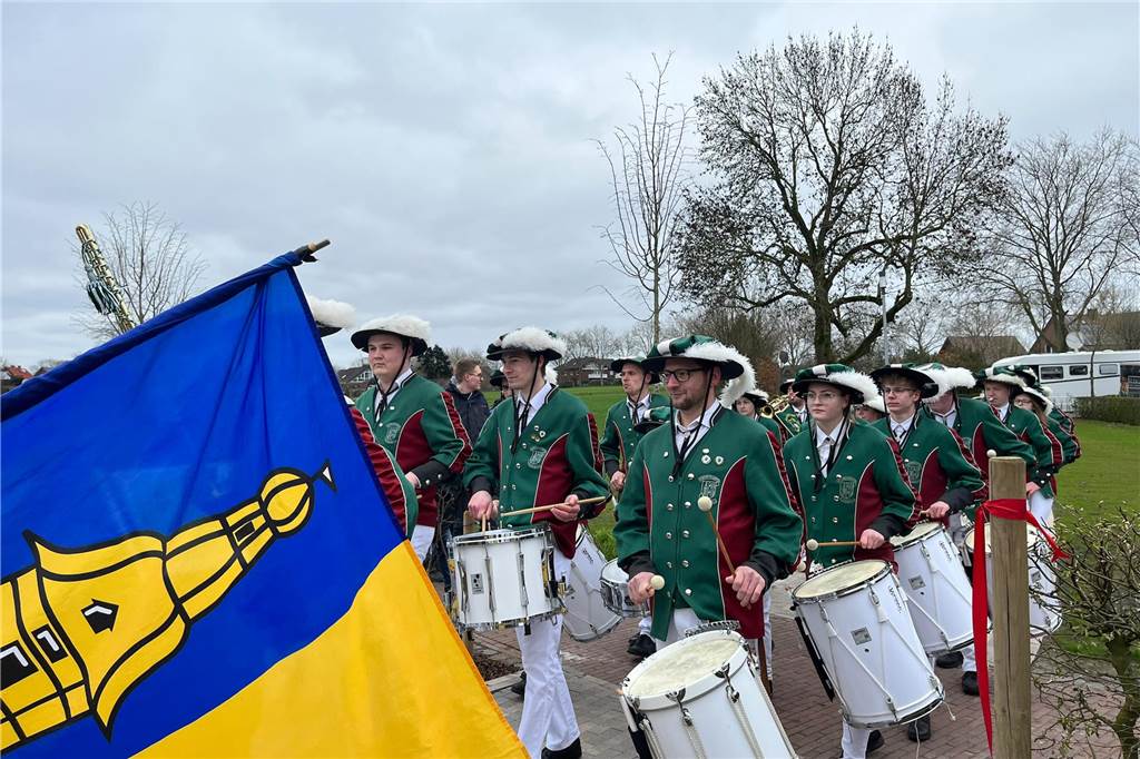 Neuer Bürgerpark in Raesfeld eröffnet: „War die richtige Entscheidung“ Der Fanfarencorps Raesfeld (auf dem Bild) sowie die Erler Jäger und die Raesfelder Burgmusikanten begleiteten die Eröffnung musikalisch.