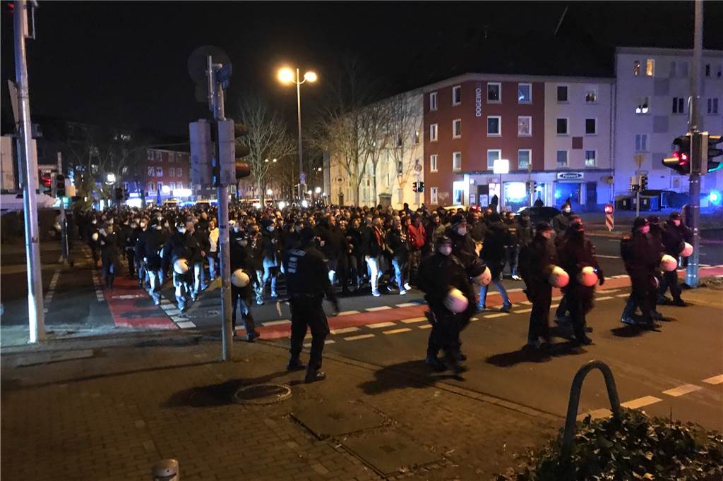 Live vom Polizei-Großeinsatz: Besiktas-Fans zogen zum Dortmunder Stadion Der Fanmarsch beim Passieren der Landgrafenstraße auf dem Weg weiter in Richtung B1 und Stadion.