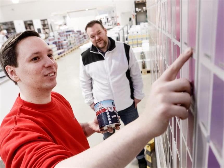 Clevere Zwischenhändler: Kaufleute im Groß- und Außenhandel Der Farb- und Lackspezialist Brillux hat über 12 000 Produkte im Angebot. Als Groß- und Außenhandelskaufmann muss Mirco Hildebrandt über alle Produkte seines Arbeitgebers Bescheid wissen, um seine Kunden dazu beraten zu können. Foto: Markus Scholz