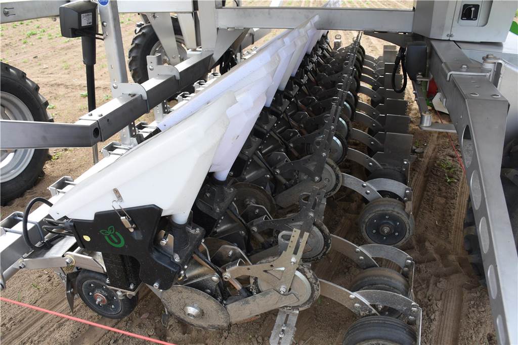 Premiere in Deutschland: Roboter beackert Spinatfeld in Haltern Der Farmdroid kann säen und Unkraut hacken. Er legt gleich mehrere Reihen bei der Aussaat an.