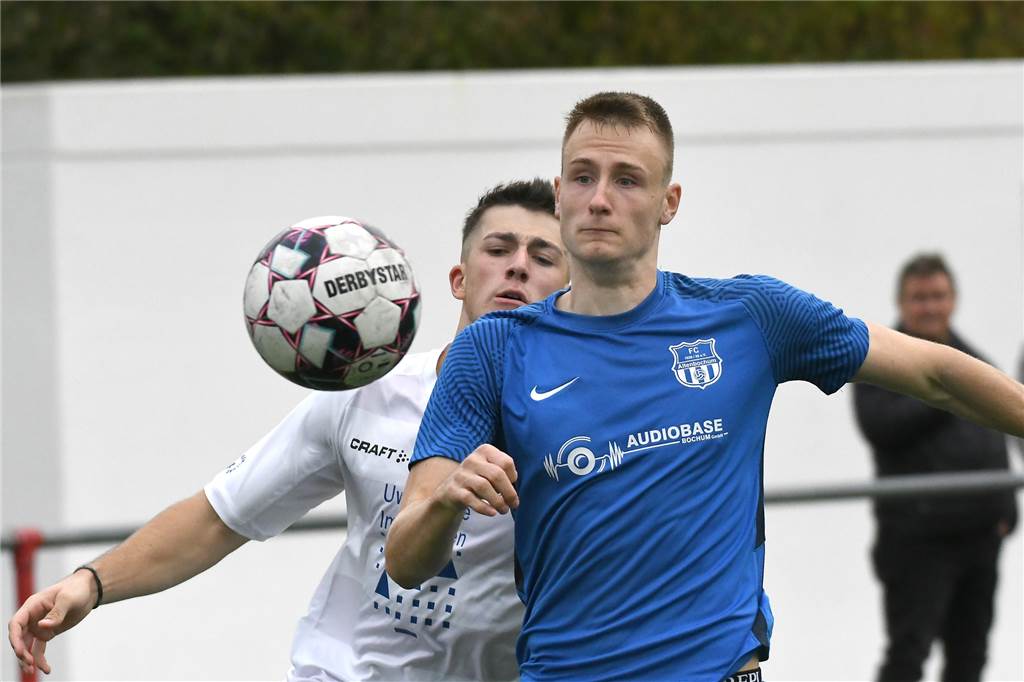 Bezirksliga 10: Trainer eines Topfavoriten will Aufstieg mit Team nicht auskosten Der FC Altenbochum (blaue Hemden), hier im Spiel beim FC Castrop-Rauxel, führt mit neun Punkten Vorsprung nach dem Ende der Hinrunde die Tabelle der Bezirksliga 10 an.