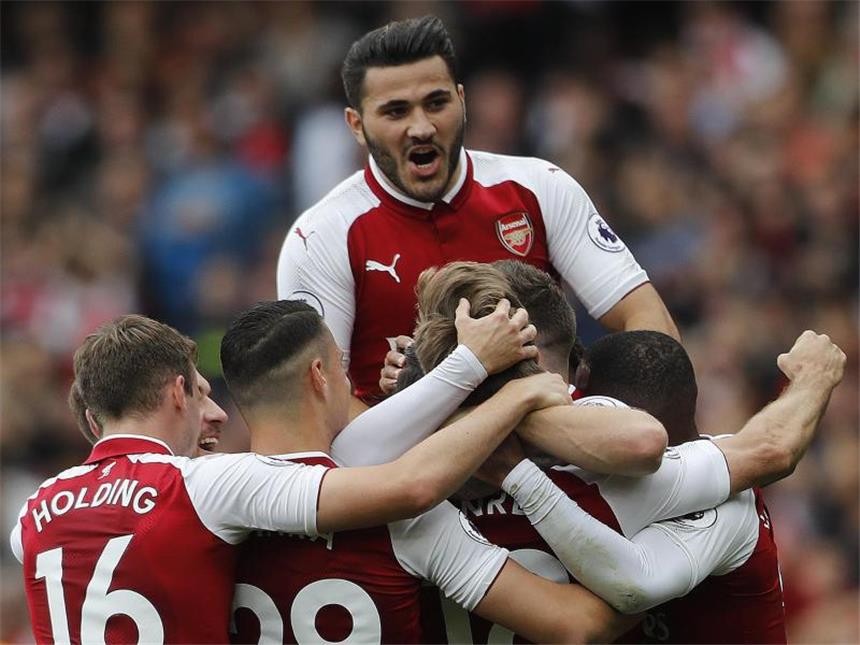 Arsenal siegt ohne Özil 2:0 gegen Brighton & Hove Albion Der FC Arsenal um den Ex-Schalker Sead Kolasinac (oben) setzte sich souverän durch. Foto: Frank Augstein
