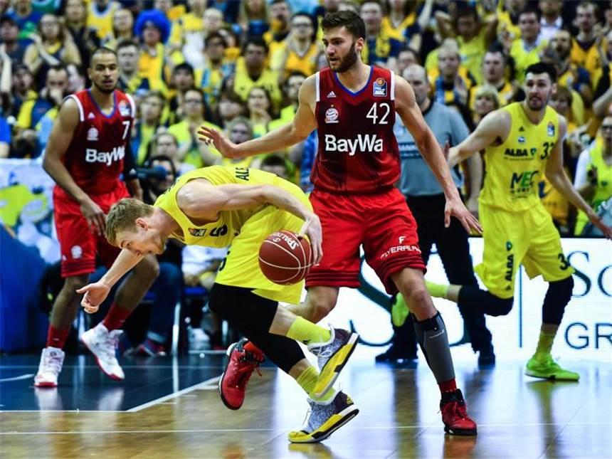 Halbfinal-Duell Bamberg gegen Bayern perfekt Der FC Bayern München hat ALBA Berlin ein Bein gestellt und trifft im Halbfinale auf Brose Bamberg. Foto: Soeren Stache