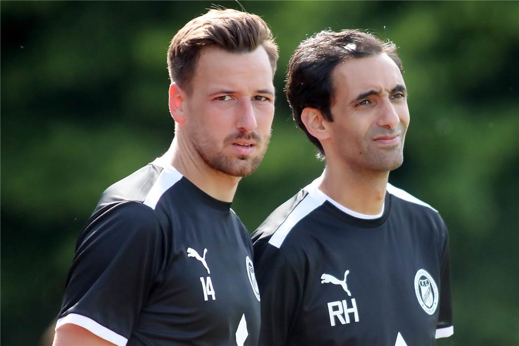 Florian Gondrum schaut nach rechts.