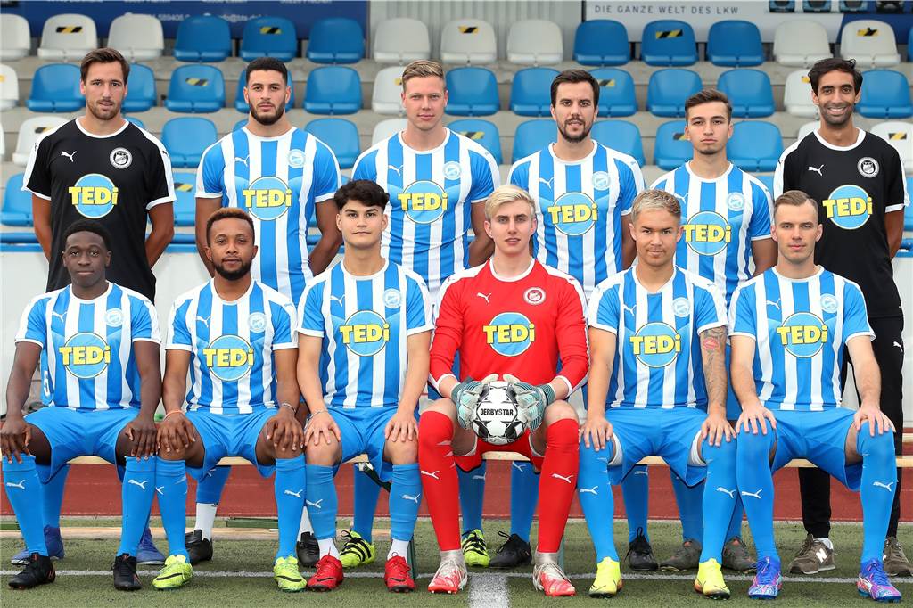 FC Brünninghausen verlängert mit Kicker, der in der Saison nur 20 Minuten gespielt hat Der FC Brünninghausen hat mit Lukas Ziegelmeir (stehend, 3. v.l.) den Vertrag verlängert.