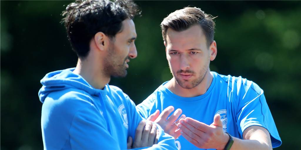 Der FC Brünninghausen um seine beiden Trainer Rafik Halim (l.) und Florian Gondrum setzte gegen Neheim auf Routine.