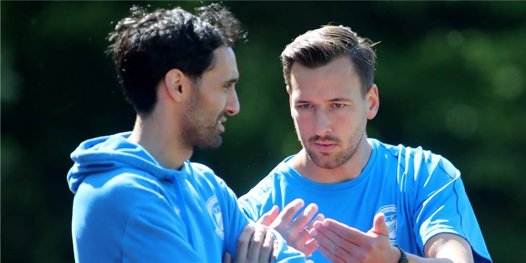 Talent stellt sich beim FC Brünninghausen hinten an: „War nicht so gut, ich bin realistisch“ Der FC Brünninghausen um seine beiden Trainer Rafik Halim (l.) und Florian Gondrum geben ihren Talenten immer wieder Chancen.