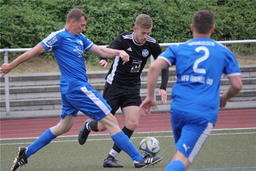 Frohlinde, Schwerin, SG und der FC können ganz neue Gegner bekommen Der FC Castrop-Rauxel (schwarze Trikots), hier im Stadtmeisterschaftsspiel gegen den VfR Rauxel, feiert in der Saison 2020/21 seine Bezirksliga-Premiere.