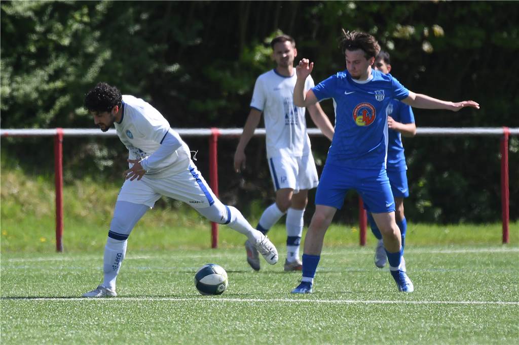 Der FC Castrop-Rauxel (weiße Trikots) hat beim 1:1 (1:1) die Chance verpasst, dem Spitzenreiter FC Altenbochum noch näher auf die Pelle zur rücken. Selbst in der Nachspielzeit war ein Castroper Sieg noch möglich.