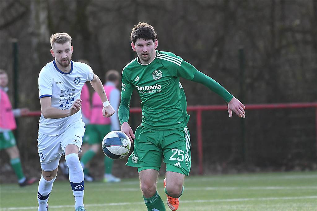 Der FC Castrop-Rauxel (weiße Trikots) war vor dem Spieltag neun Punkte hinter dem Tabellenführer FC Altenbochum – ein schwieriges, aber nicht unmögliches Vorhaben. Um den Absteiger in der Bezirksliga 10 jedoch weiter jagen zu können, hätte gegen den SV Bommern ein Sieg her gemusst. Am Ende reichte es für das Team von Trainer Tino Westphal nur für ein 2:2 (1:1)-Unentschieden.