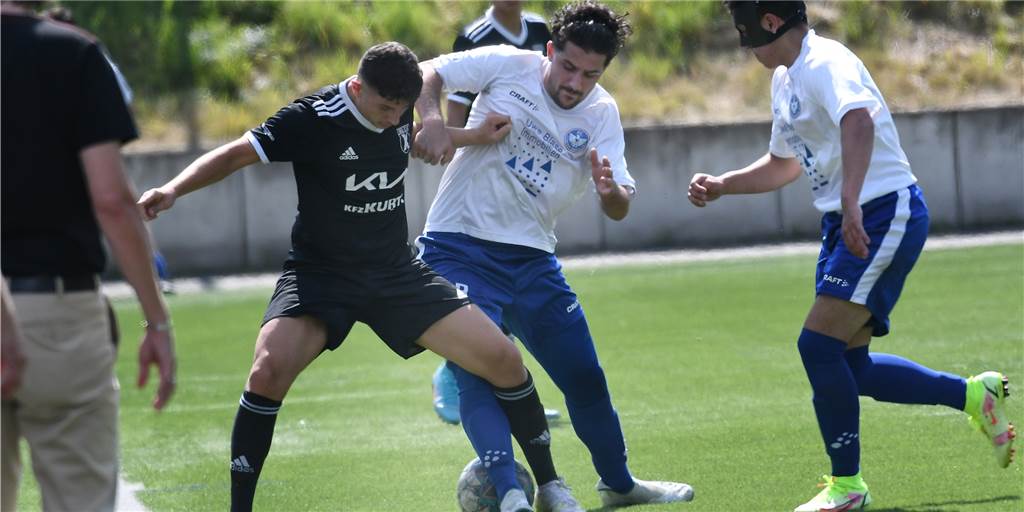 Intensiv-Wochenende: Bezirksligist FC Castrop-Rauxel kickt an zwei Tagen gleich viermal Der FC Castrop (weiße Trikots) war am Wochenende im Dauereinsatz
