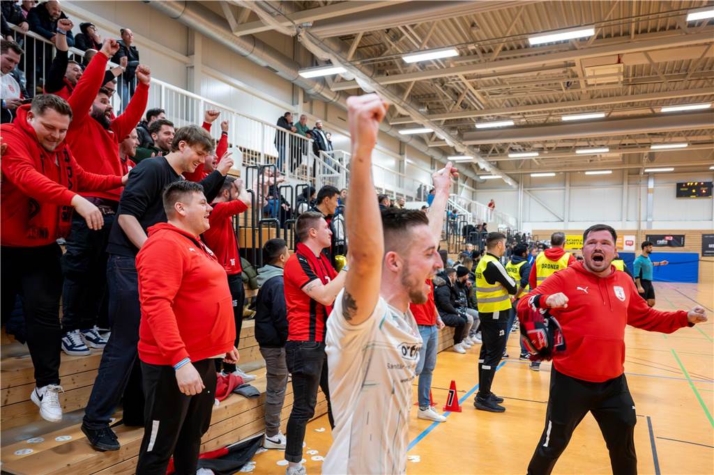 Würgegriff, Ohrpfeigen und Sensation in wilder Halle Brackel: C-Ligist eine Runde weiter Jubel bei den Anhängern des FC Dortmund 18.
