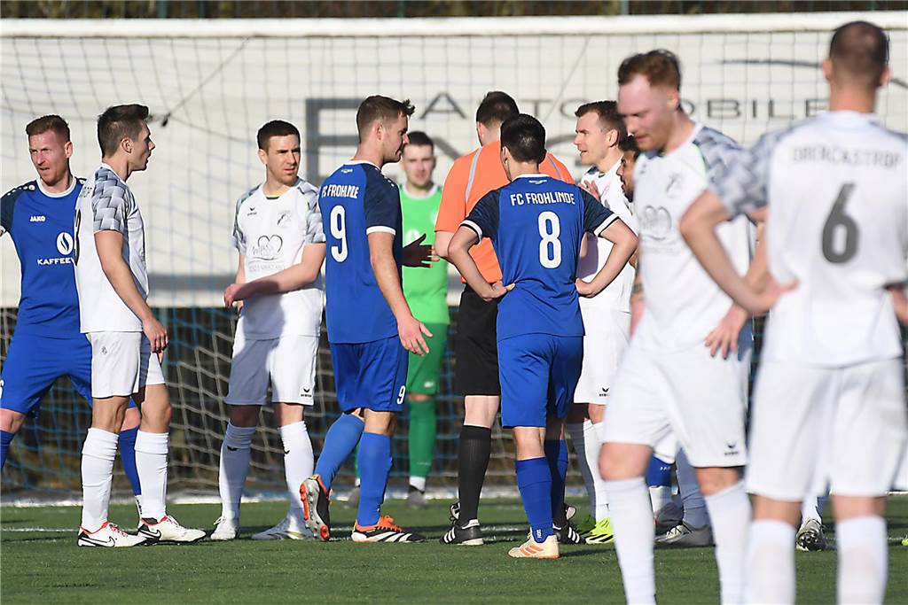 Der FC Frohlinde (blaue Trikots) hat im Spitzenderby der Kreisliga A gegen Wacker Obercastrop II seine Sonderklasse mit einem 4:1-Sieg deutlich unterstrichen.